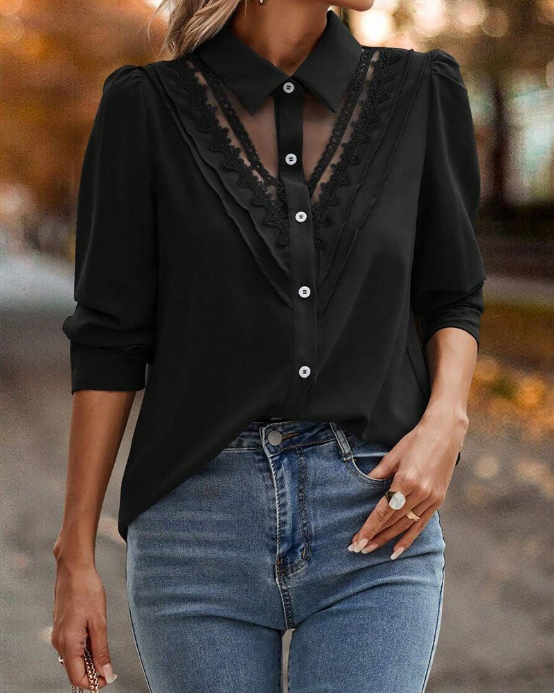 Bluzka z bufiastymi rękawami i koronką w stylu patchworkowym