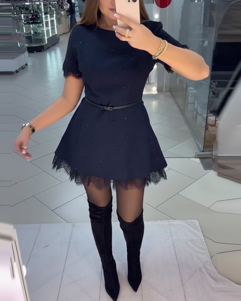 Lśniąca koronkowa sukienka z krótkimi rękawami i krojem w kształcie litery A