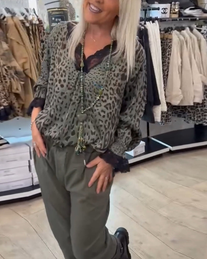 Modna bluzka z nadrukiem w panterkę, dekoltem w serek i koronkowymi łatkami