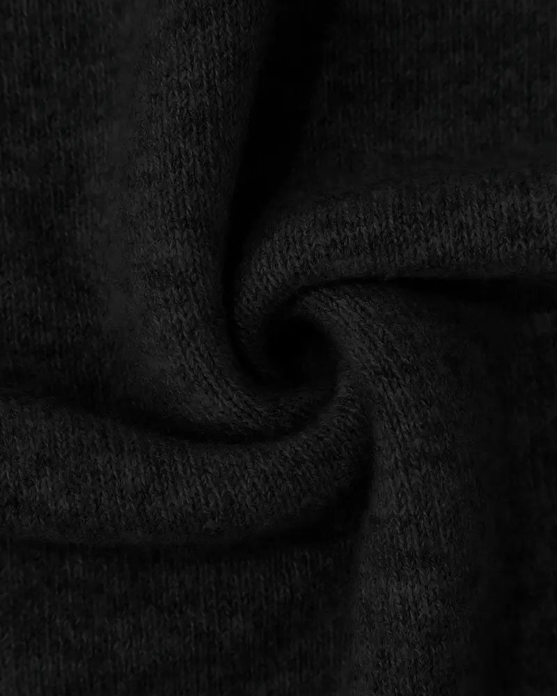 Sweter z wysokim kołnierzem i wzorem kontrastowym