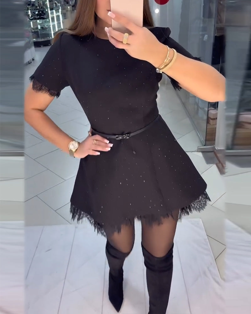 Lśniąca koronkowa sukienka z krótkimi rękawami i krojem w kształcie litery A