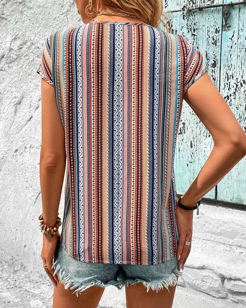 Kolorowa koronkowa koszulka z nadrukiem i dekoltem w serek