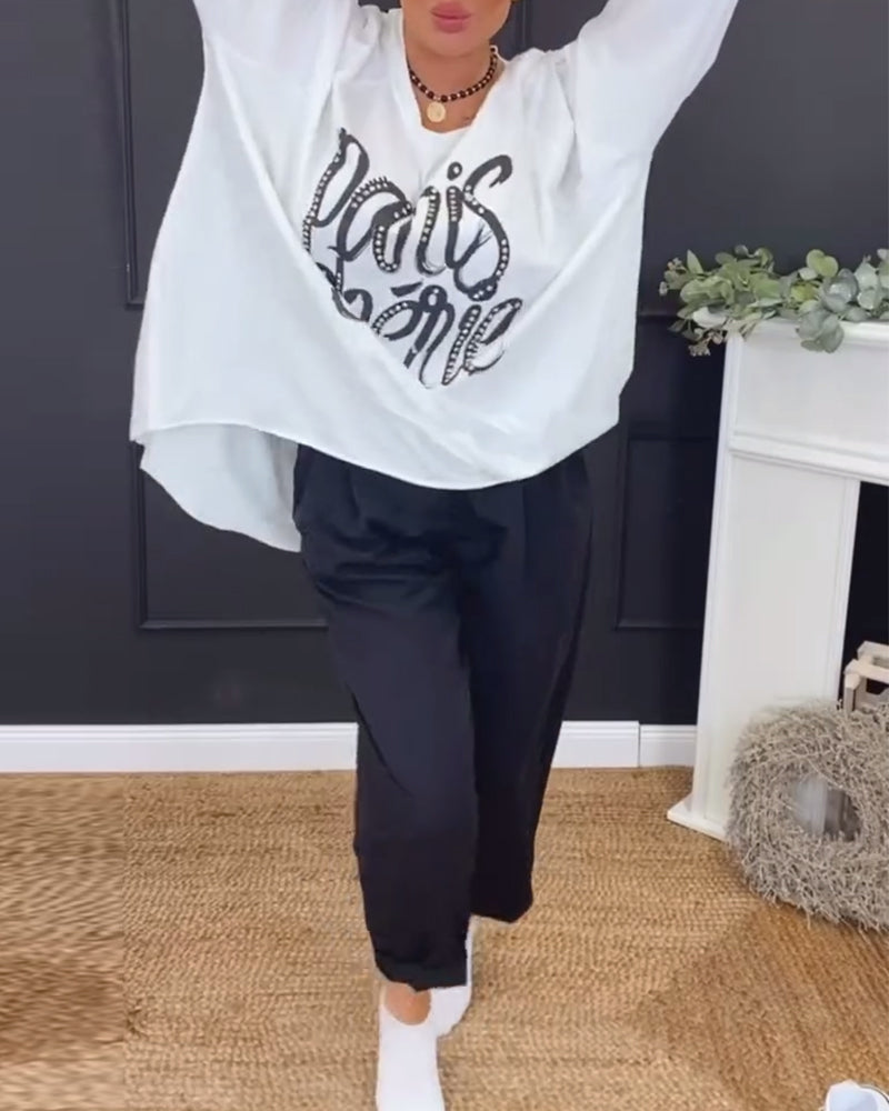 Top z okrągłym dekoltem i nieregularnym nadrukiem liter