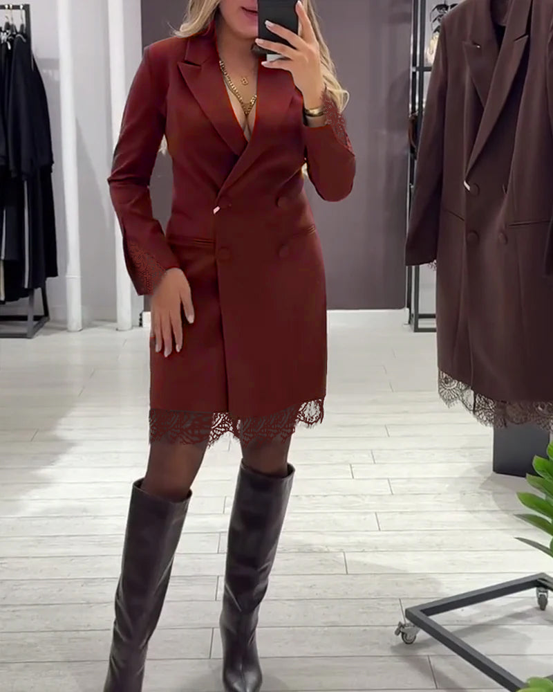 Sukienka z dekoltem w serek i kontrastowymi kieszeniami do pracy