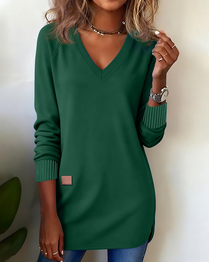 Bluza z kapturem z kołnierzykiem w serek i nowoczesnym stylem