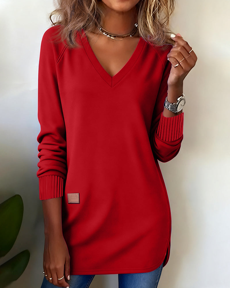 Bluza z kapturem z kołnierzykiem w serek i nowoczesnym stylem