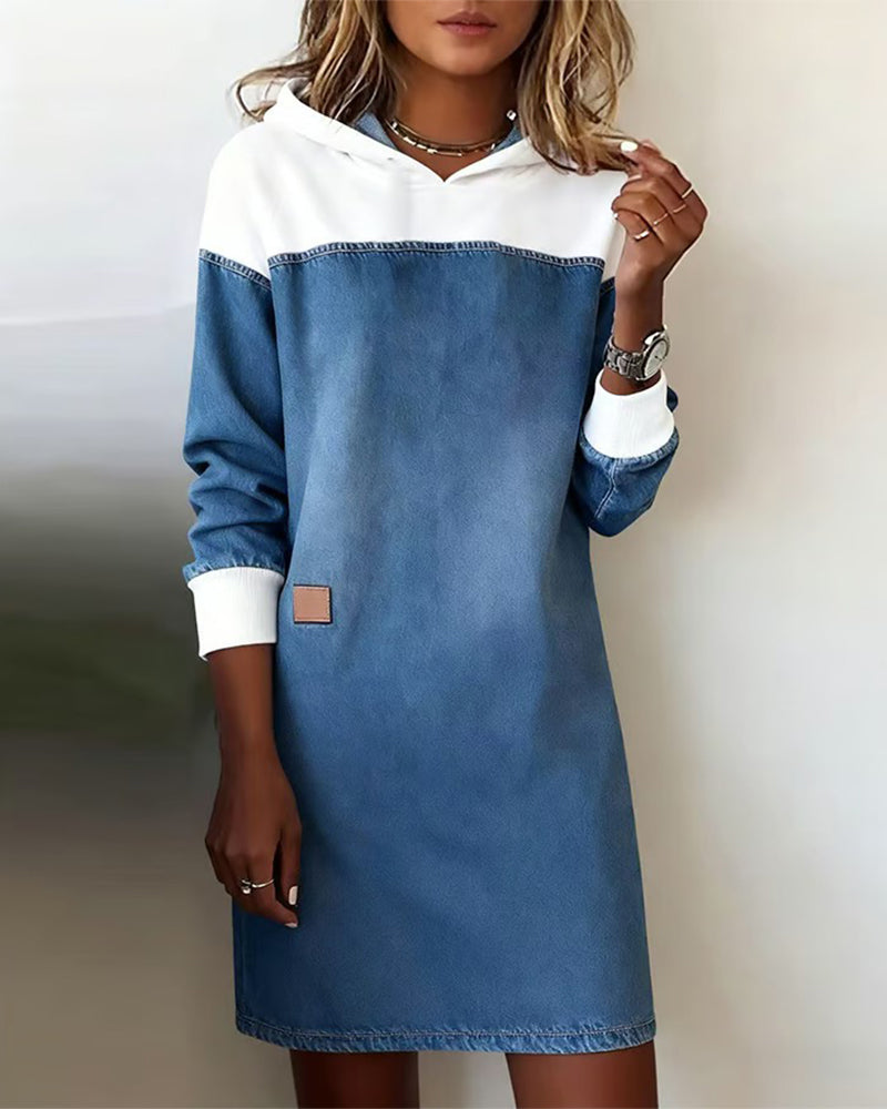 Sukienka z kapturem i patchworkowym denimem i odkrytymi ramionami