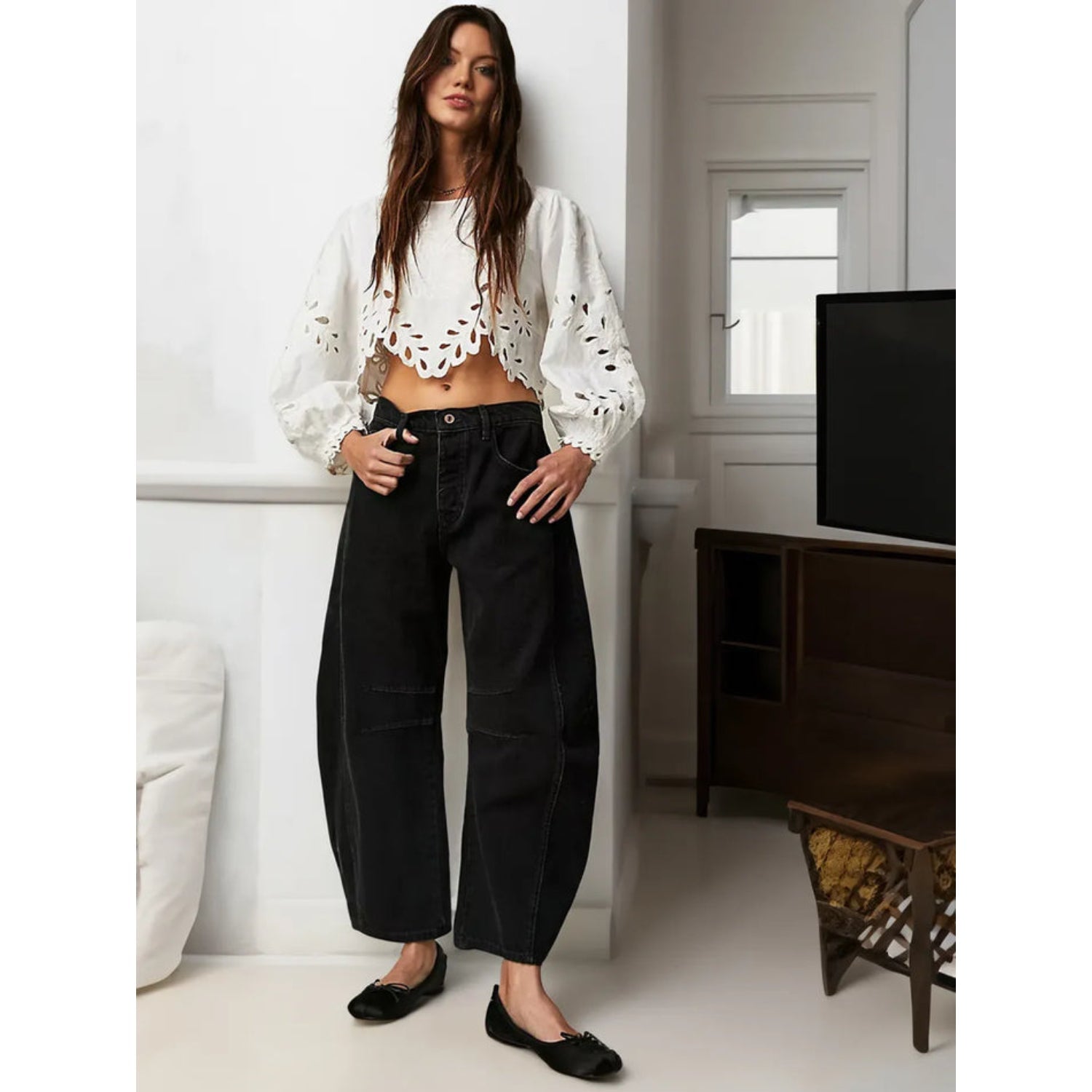 Jeansy z szerokimi nogawkami – styl casualowy dla kobiet