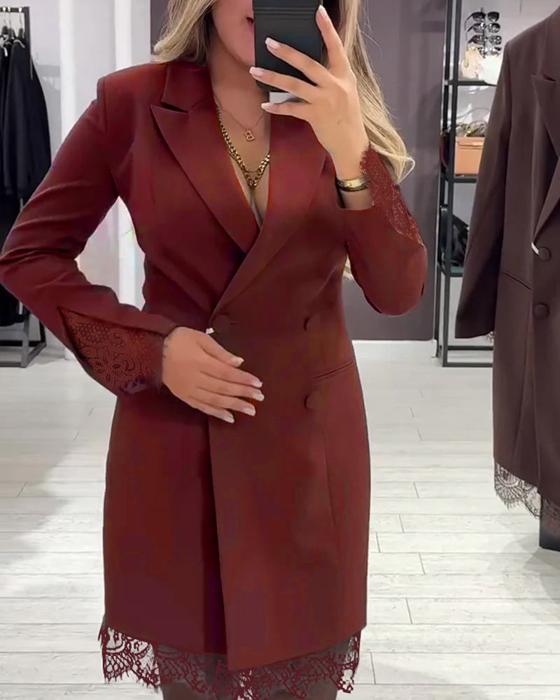 Sukienka z dekoltem w serek i kontrastowymi kieszeniami do pracy