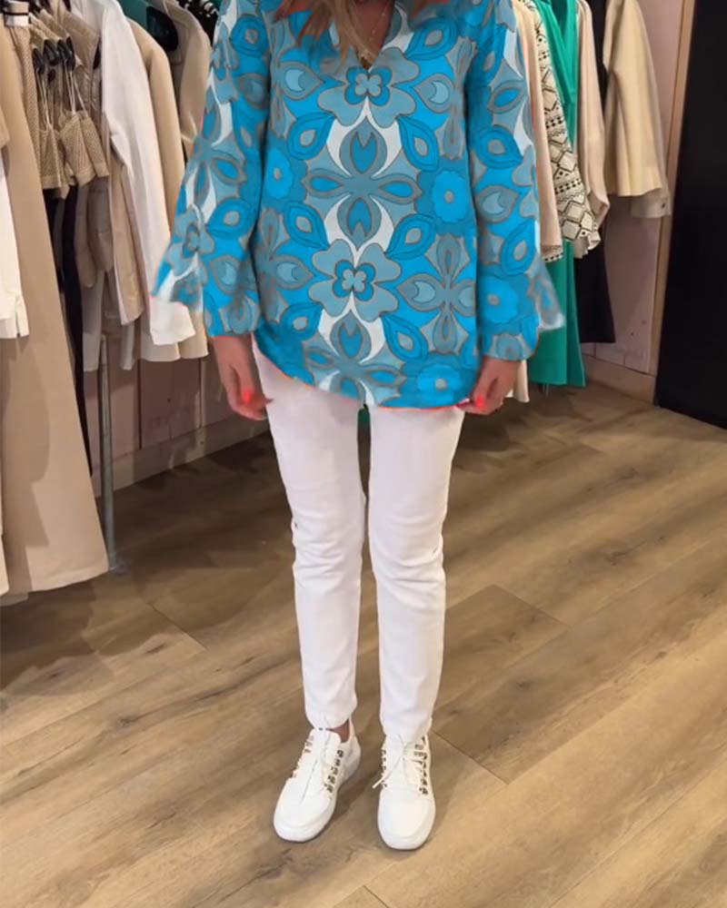 Bluzka o luźnym, uniwersalnym fasonie i nadrukach