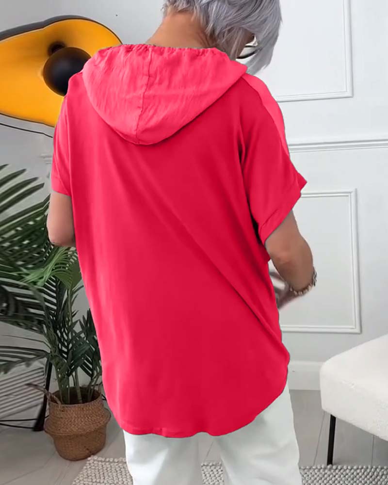 Luźna bluzka z krótkim rękawem i nadrukiem kwiatowym z kapturem