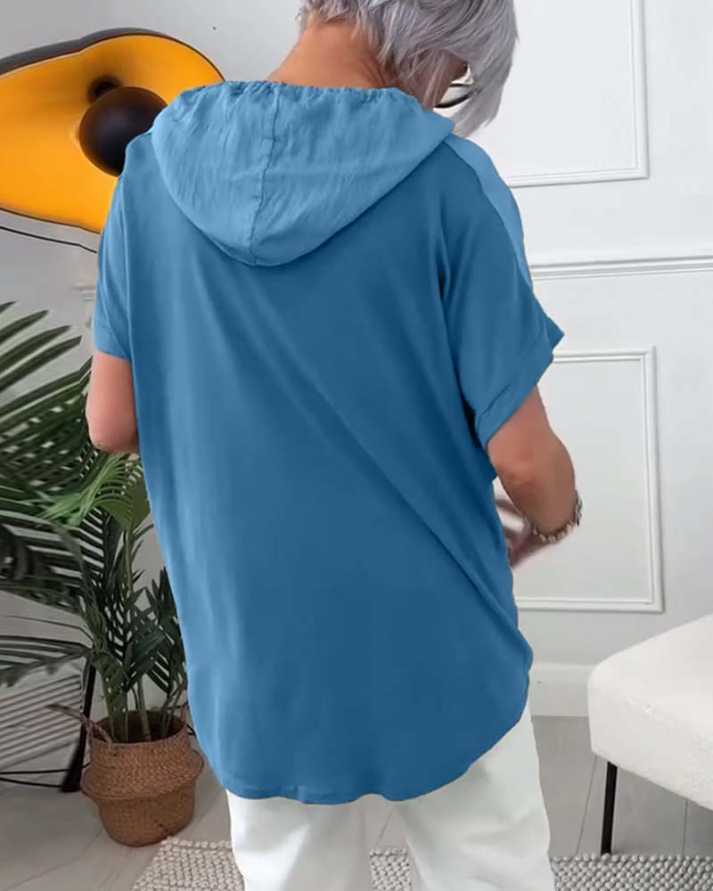 Luźna bluzka z krótkim rękawem i nadrukiem kwiatowym z kapturem