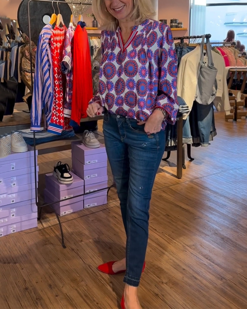 Elegancka bluzka z dekoltem w serek i geometrycznym nadrukiem