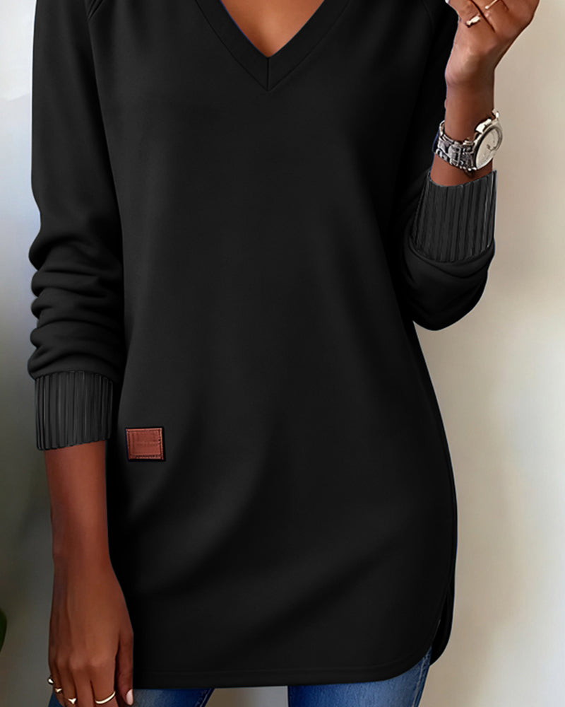 Bluza z kapturem z kołnierzykiem w serek i nowoczesnym stylem