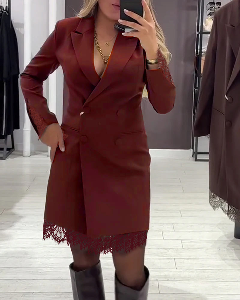 Sukienka z dekoltem w serek i kontrastowymi kieszeniami do pracy