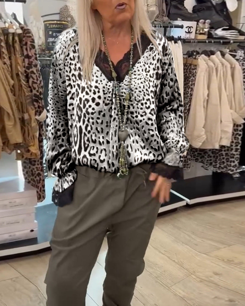 Modna bluzka z nadrukiem w panterkę, dekoltem w serek i koronkowymi łatkami