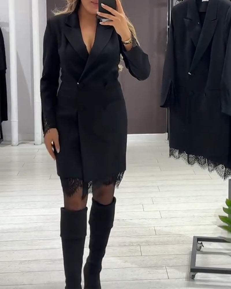 Sukienka z dekoltem w serek i kontrastowymi kieszeniami do pracy