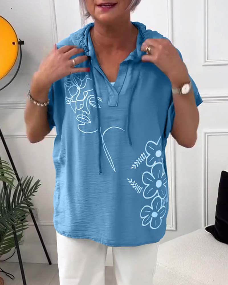 Luźna bluzka z krótkim rękawem i nadrukiem kwiatowym z kapturem