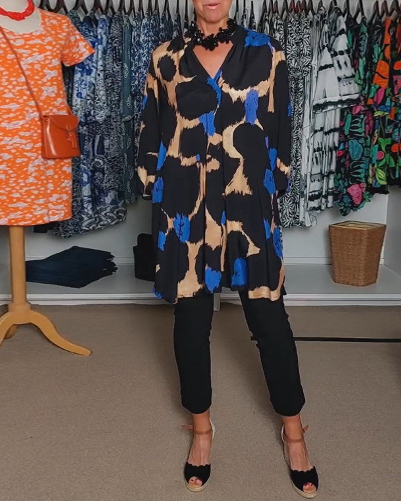 Bluzka na co dzień z kontrastowym nadrukiem, dekoltem w serek i długimi rękawami