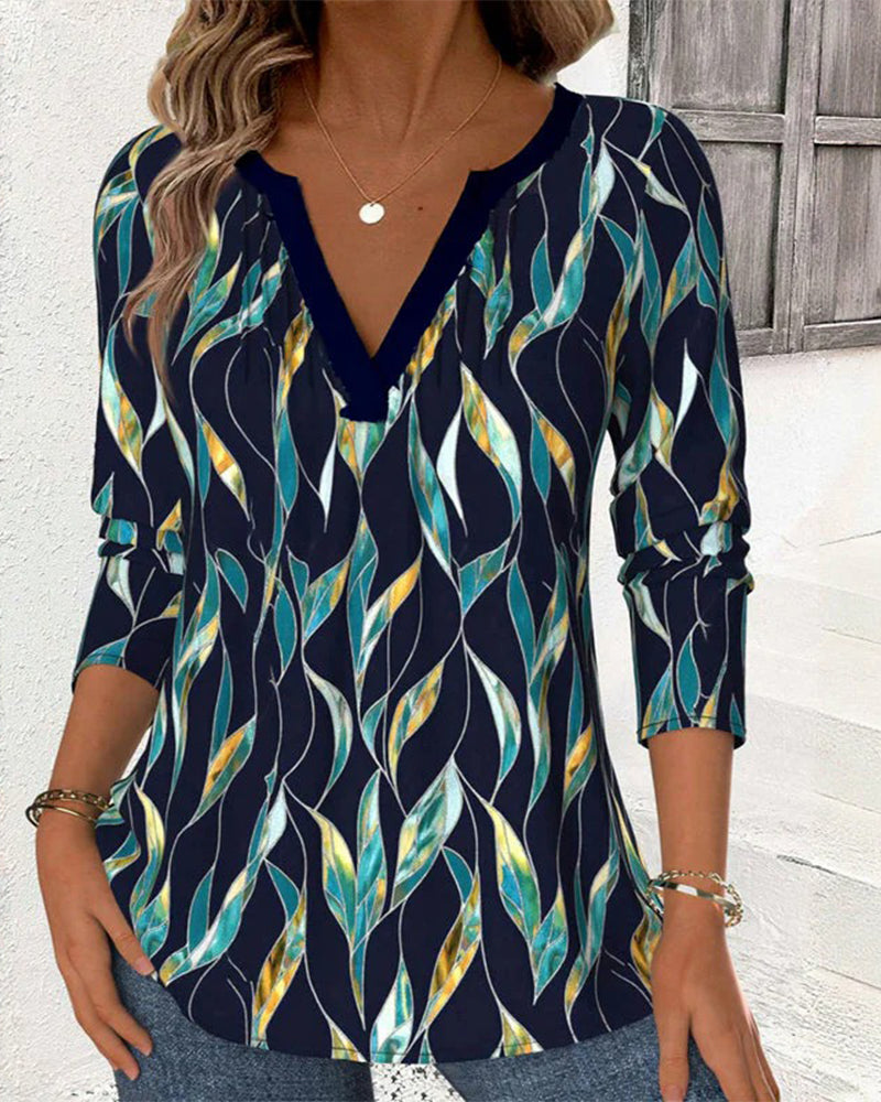 Koszulka z nadrukiem liści, luźny krój, dekolt w serek