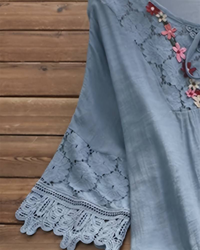 Bluzka z koronką w jednolitym kolorze i wycięciem