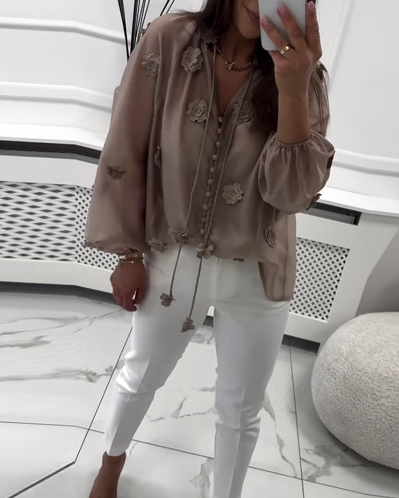 Bluzka z kwiatowym wzorem 3D w jednolitym kolorze z zapięciem koronkowym