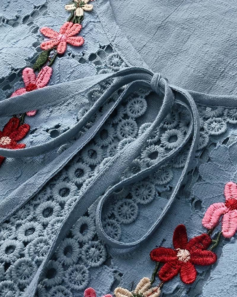 Bluzka z koronką w jednolitym kolorze i wycięciem