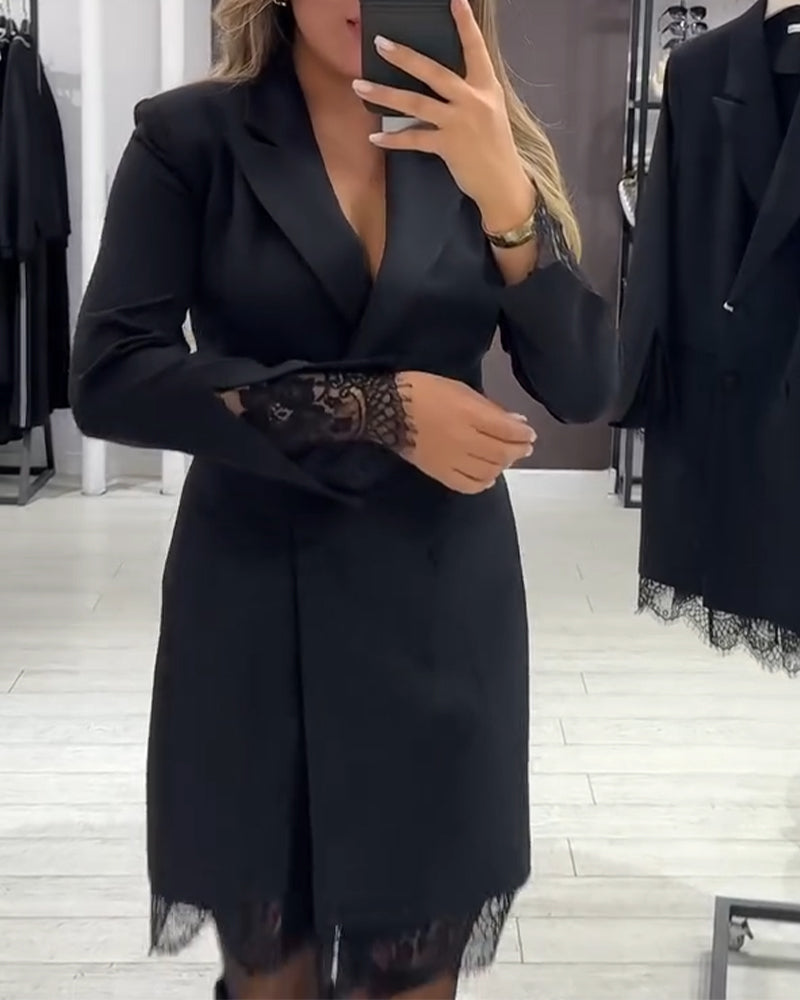 Sukienka z dekoltem w serek i kontrastowymi kieszeniami do pracy