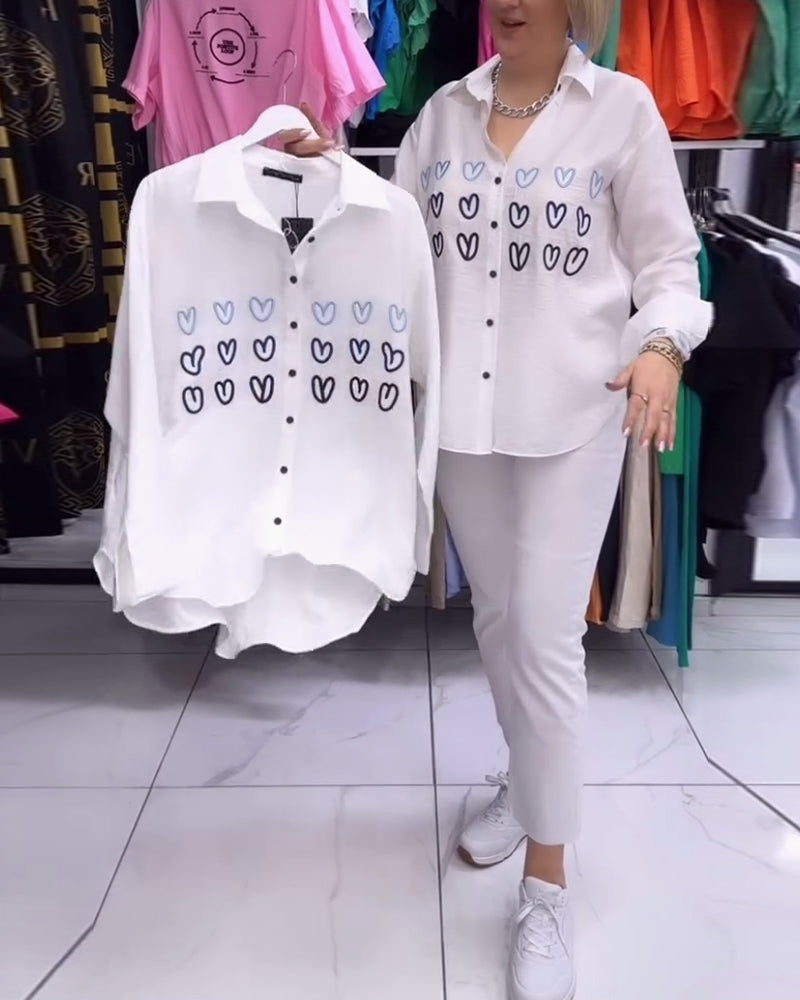 Koszula z prostymi guzikami i nadrukiem w serduszka