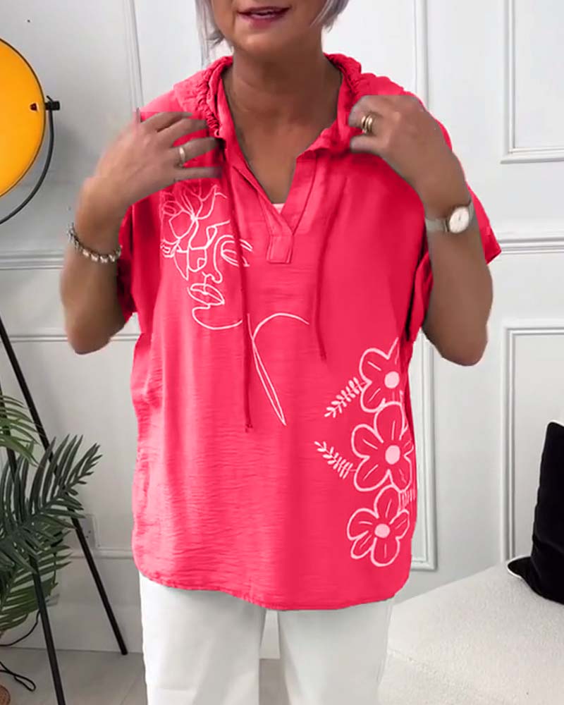 Luźna bluzka z krótkim rękawem i nadrukiem kwiatowym z kapturem