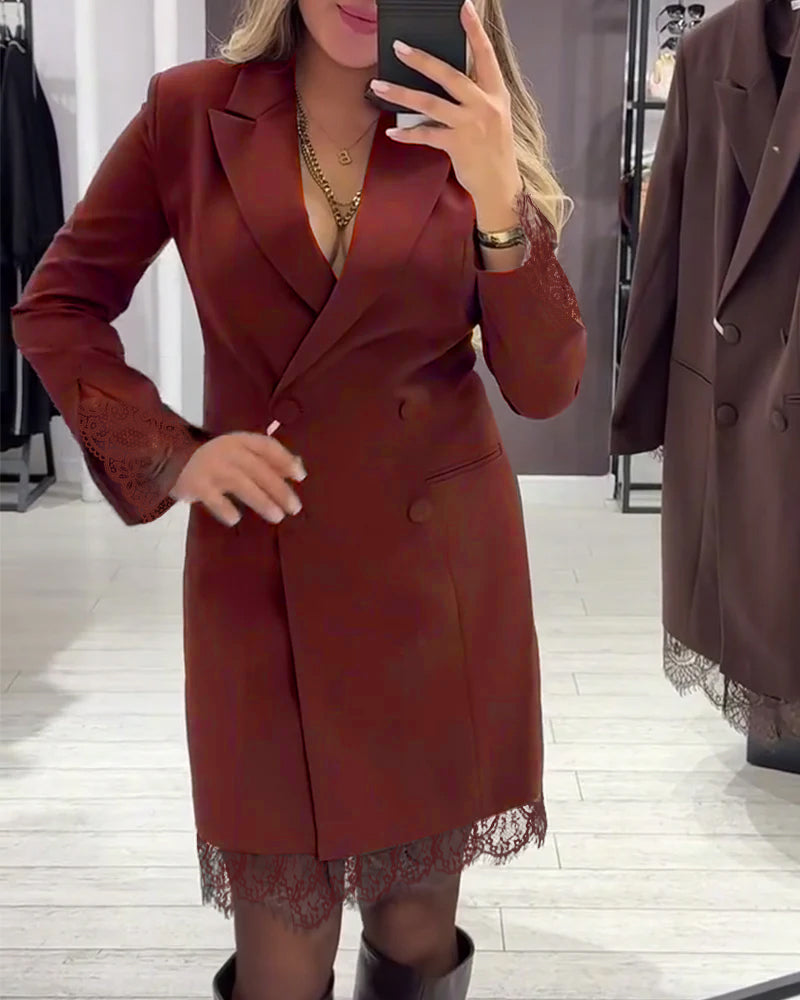 Sukienka z dekoltem w serek i kontrastowymi kieszeniami do pracy