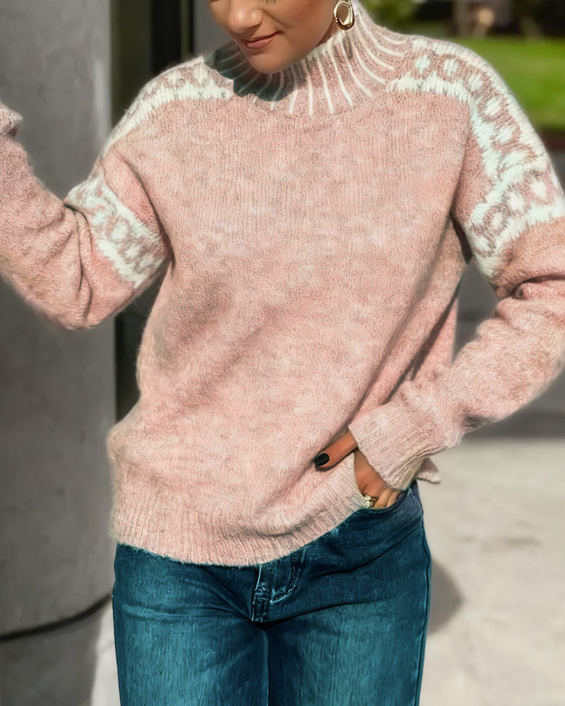 Sweter z wysokim kołnierzem i wzorem kontrastowym