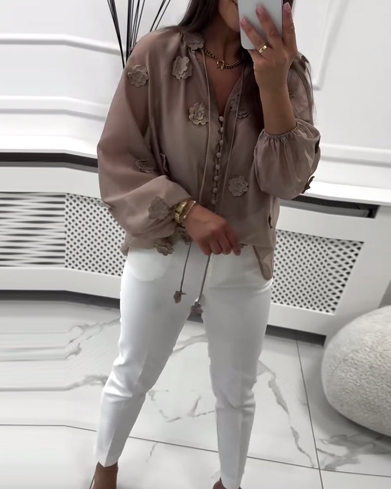 Bluzka z kwiatowym wzorem 3D w jednolitym kolorze z zapięciem koronkowym