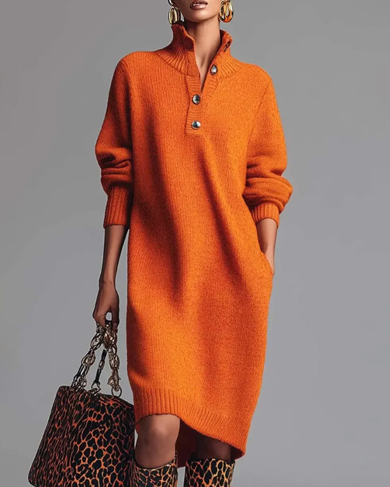 Sukienka w jednolitym kolorze z guzikami i wysokim kołnierzem