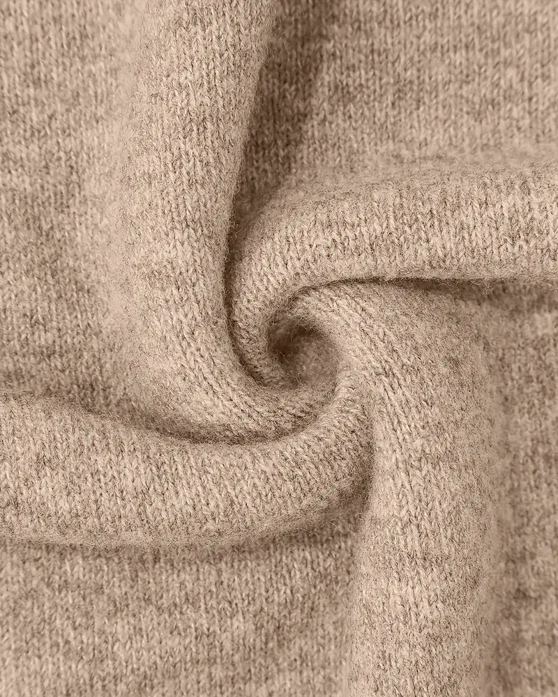 Sweter z wysokim kołnierzem i wzorem kontrastowym