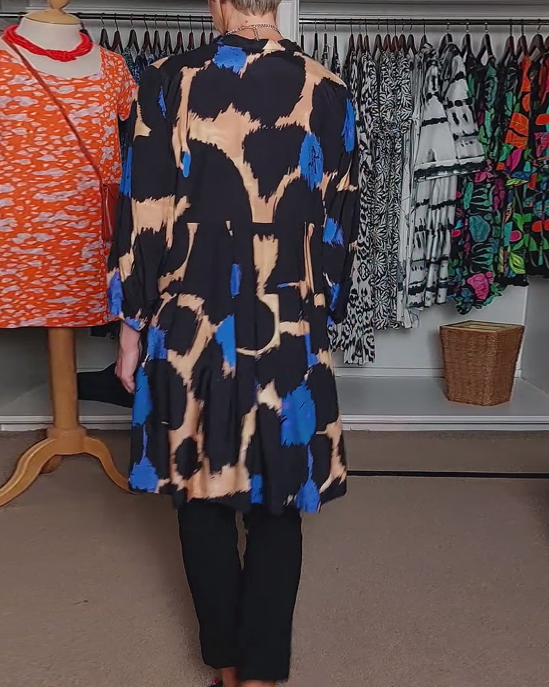 Bluzka na co dzień z kontrastowym nadrukiem, dekoltem w serek i długimi rękawami