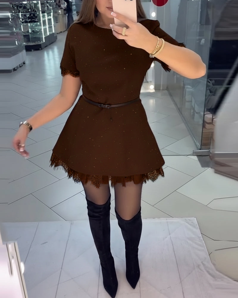 Lśniąca koronkowa sukienka z krótkimi rękawami i krojem w kształcie litery A