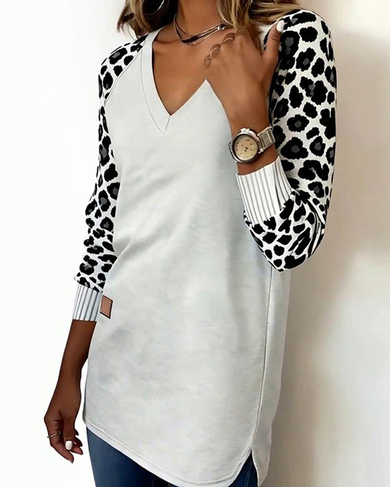 Bluza średniej długości z nadrukiem w panterkę i dekoltem w serek