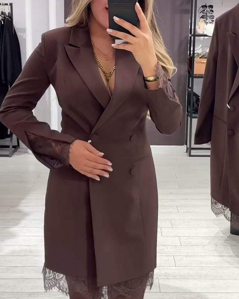 Sukienka z dekoltem w serek i kontrastowymi kieszeniami do pracy