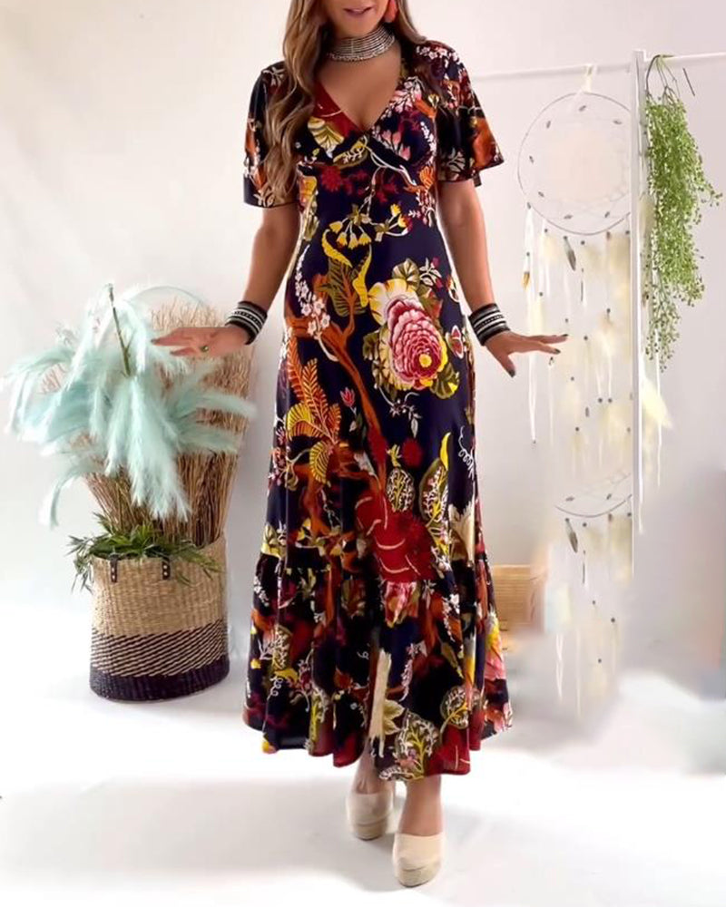 Elegancka sukienka z dekoltem w serek i krótkimi rękawami z nadrukiem