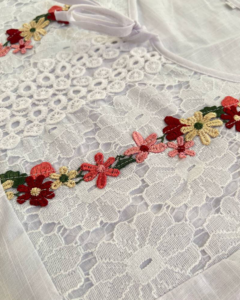 Bluzka z koronką w jednolitym kolorze i wycięciem