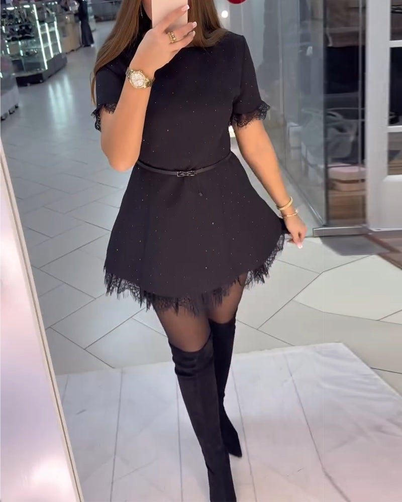 Lśniąca koronkowa sukienka z krótkimi rękawami i krojem w kształcie litery A