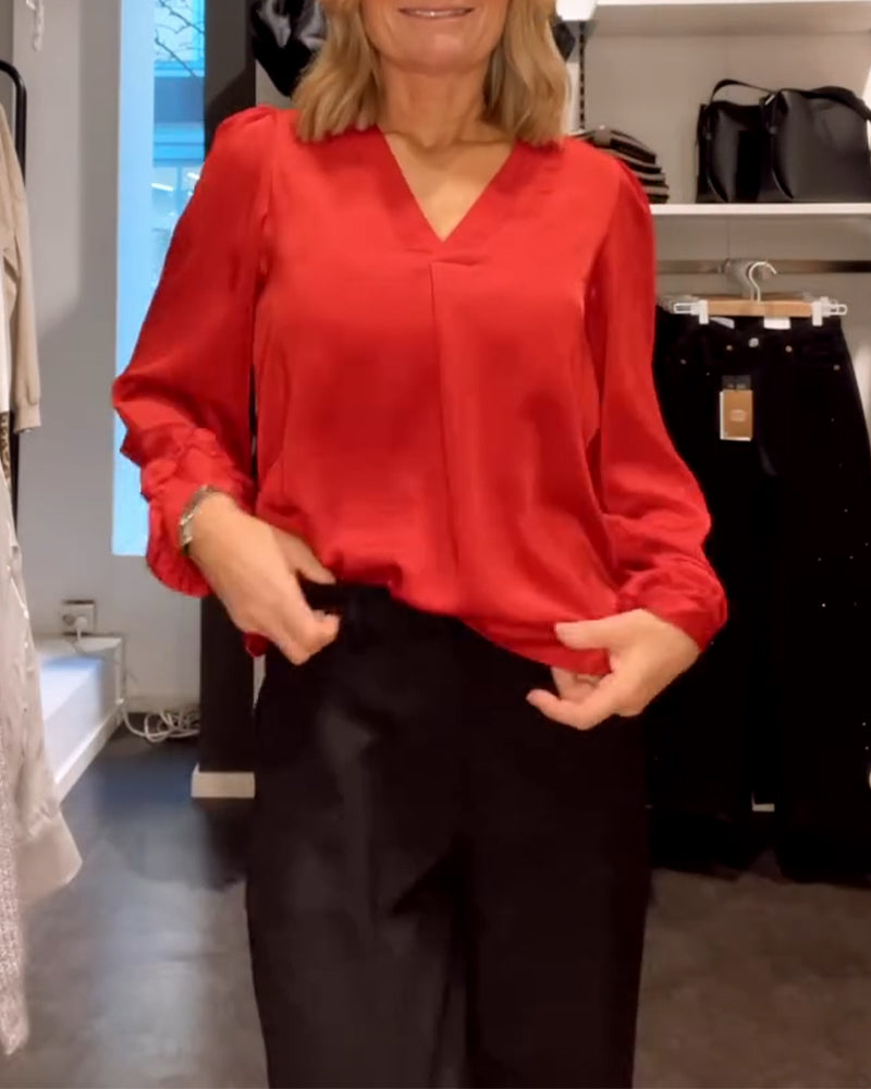 Bluzka z modnym dekoltem w serek i bufiastymi rękawami