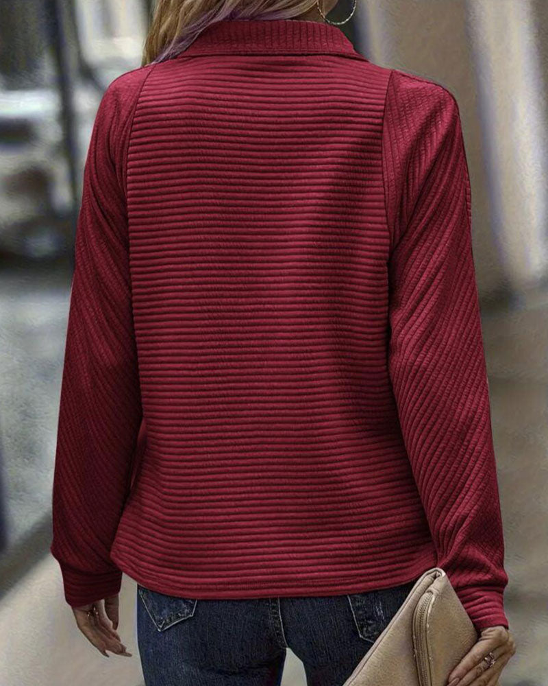 Bluza z kapturem w prostym kolorze i zapinana na zamek