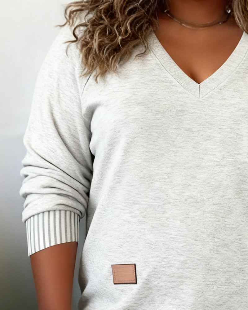 Bluzka w dużym rozmiarze z dekoltem w serek i długimi rękawami