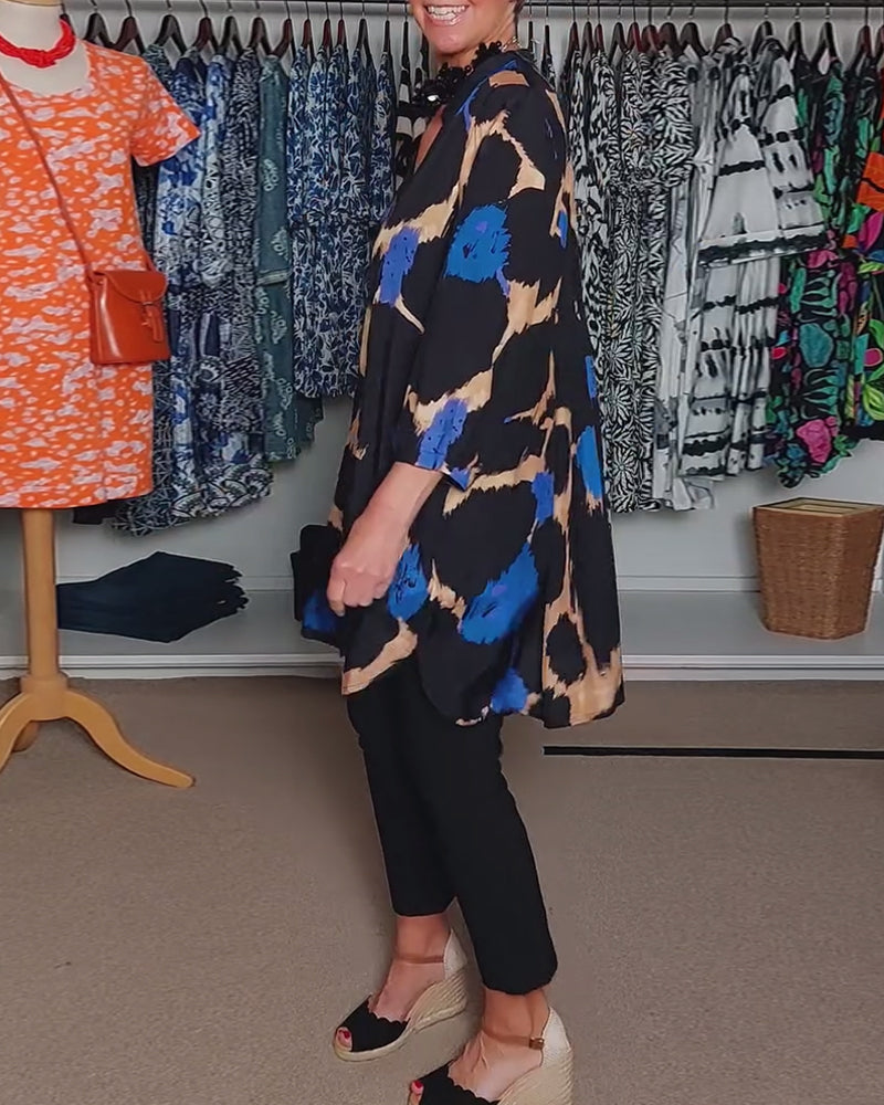 Bluzka na co dzień z kontrastowym nadrukiem, dekoltem w serek i długimi rękawami