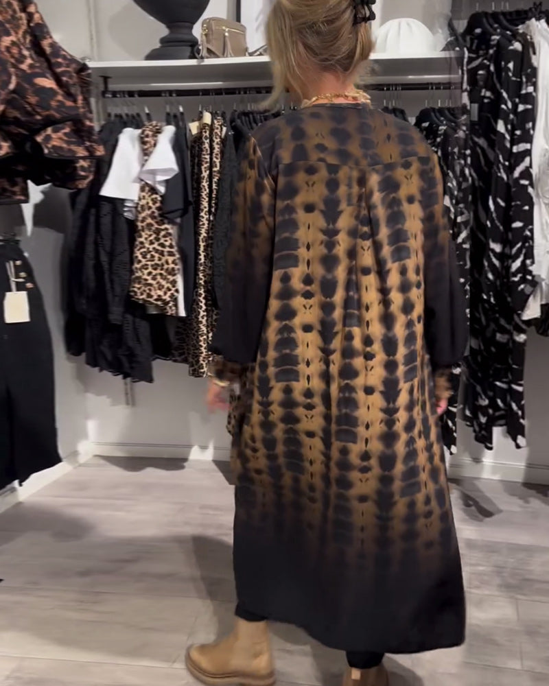 Sukienka z dekoltem w serek i długimi rękawami w gradiencie kolorów