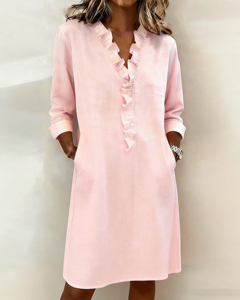 Sukienka marszczona z dekoltem w serek w jednolitym kolorze