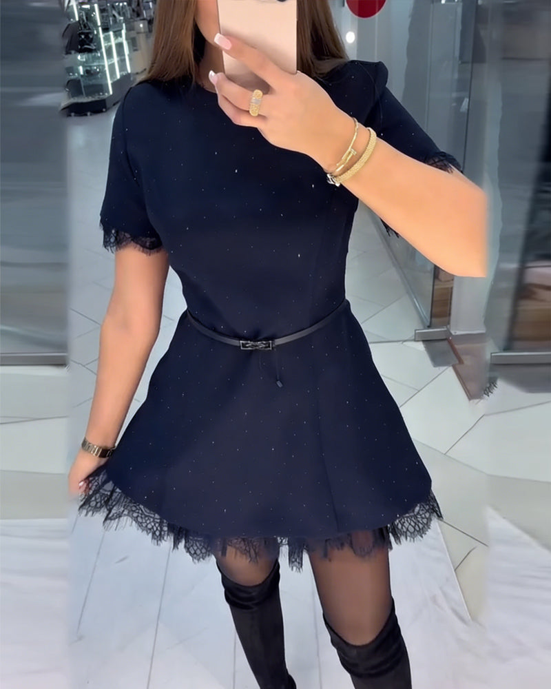 Lśniąca koronkowa sukienka z krótkimi rękawami i krojem w kształcie litery A