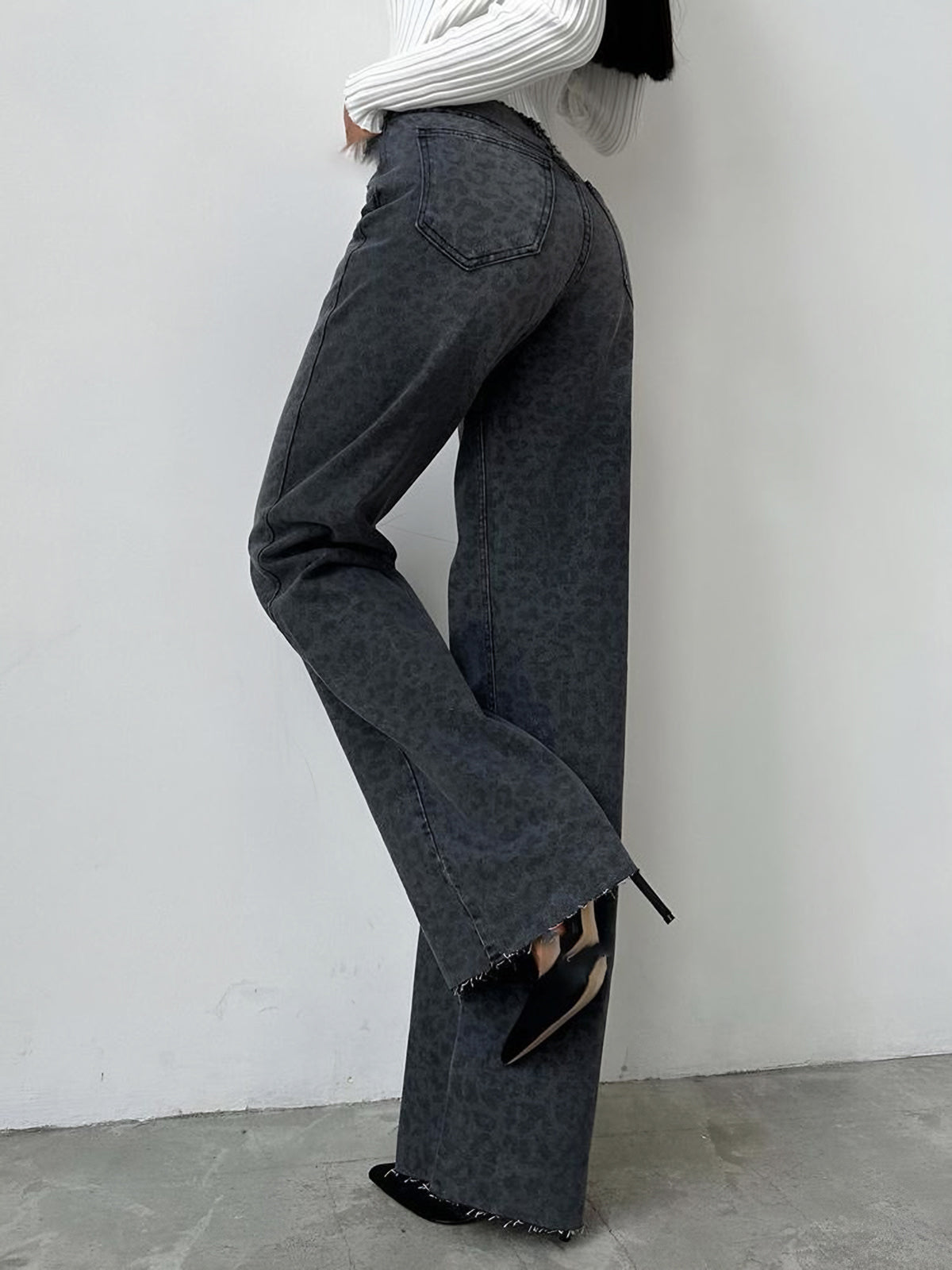 Jeansy jeansowe z nadrukiem w panterkę - modne szare spodnie damskie rozszerzane